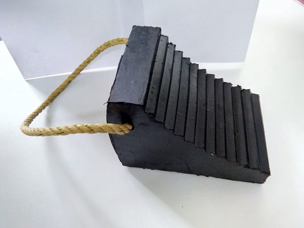 L-Rubber Wheel Chock